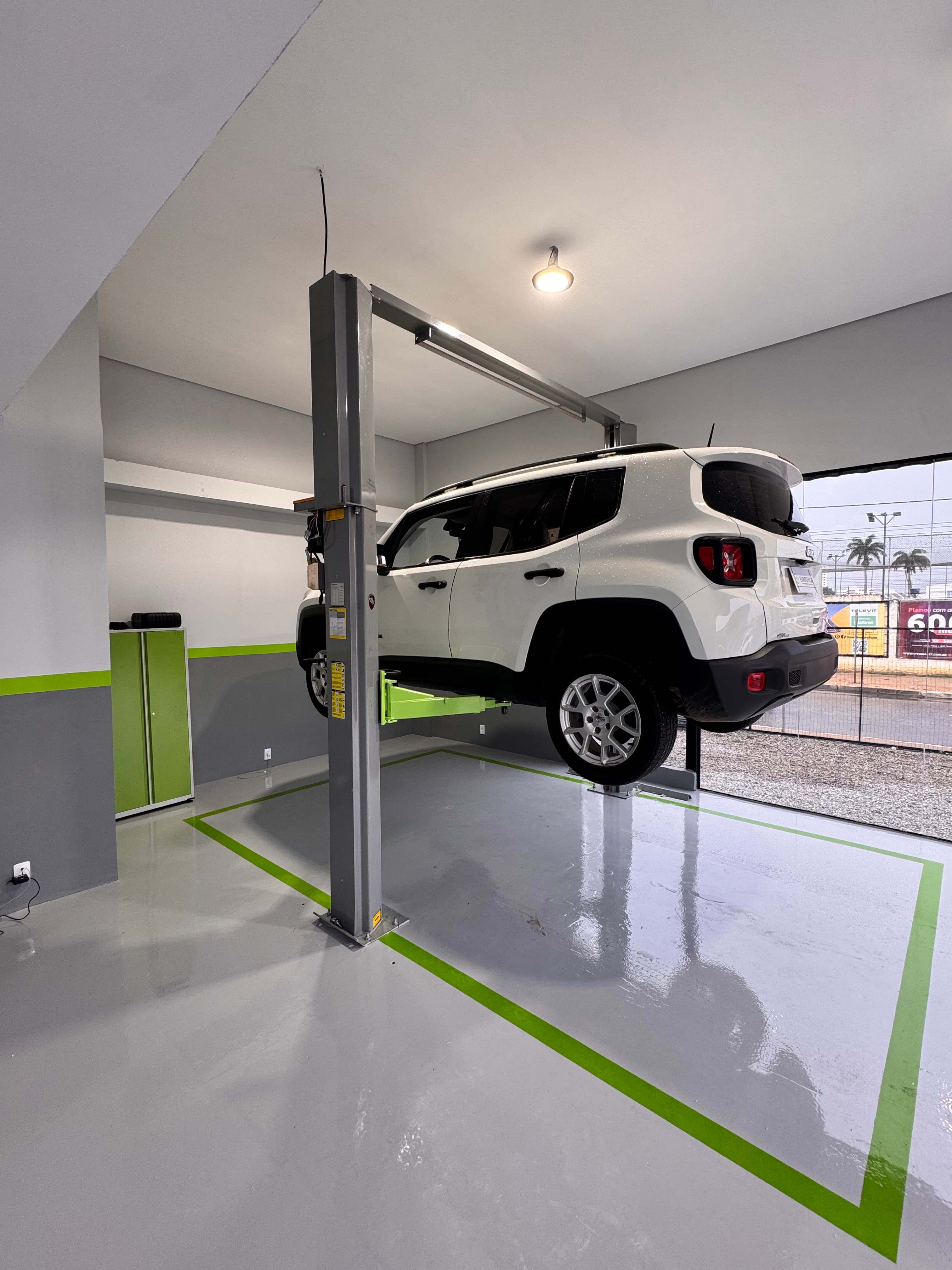 Estrutura da EuroCheck com veículo no elevador pórtico durante vistoria.