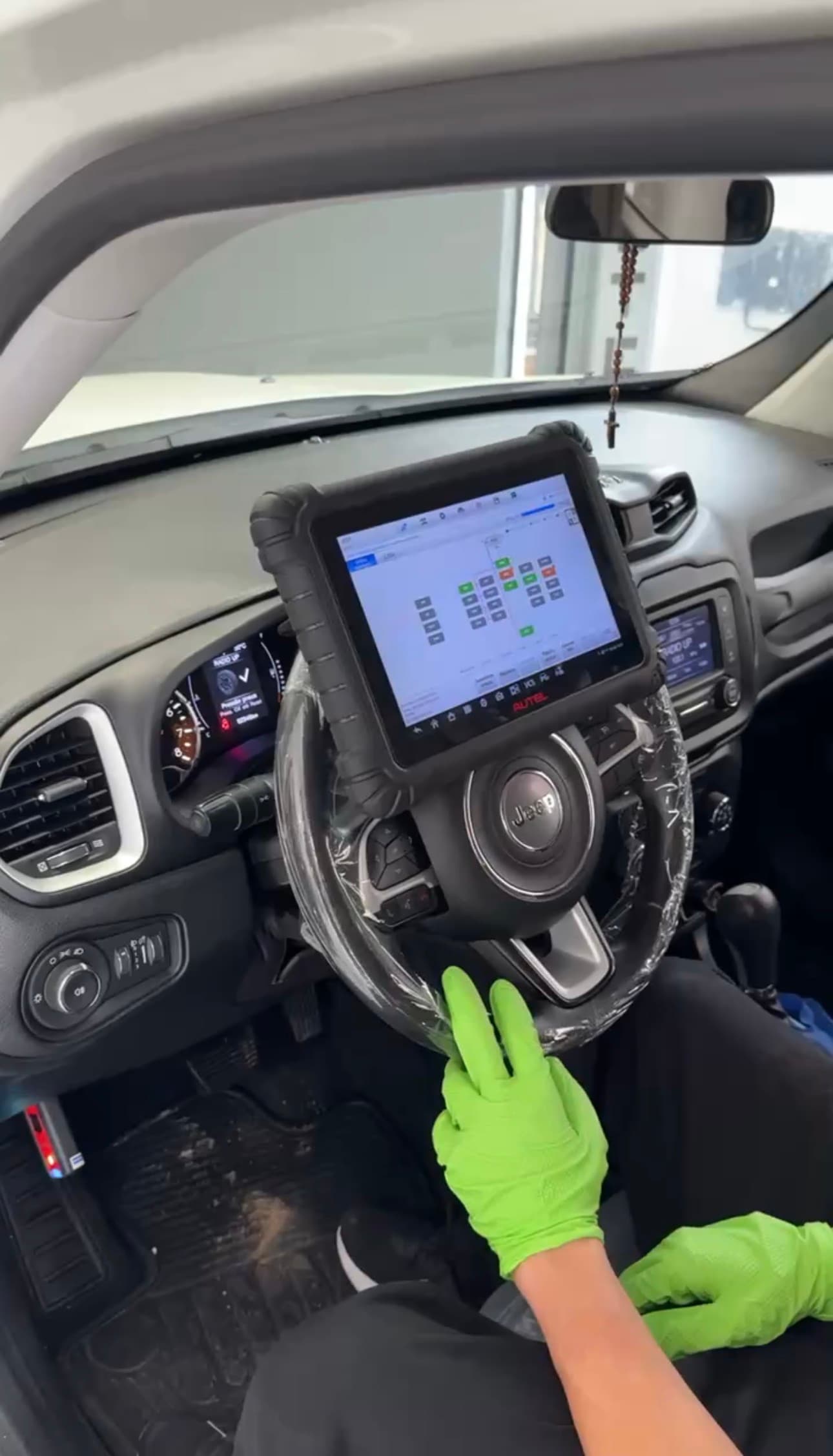 Área de vistoria da EuroCheck com elevador pórtico e equipamentos de diagnóstico.