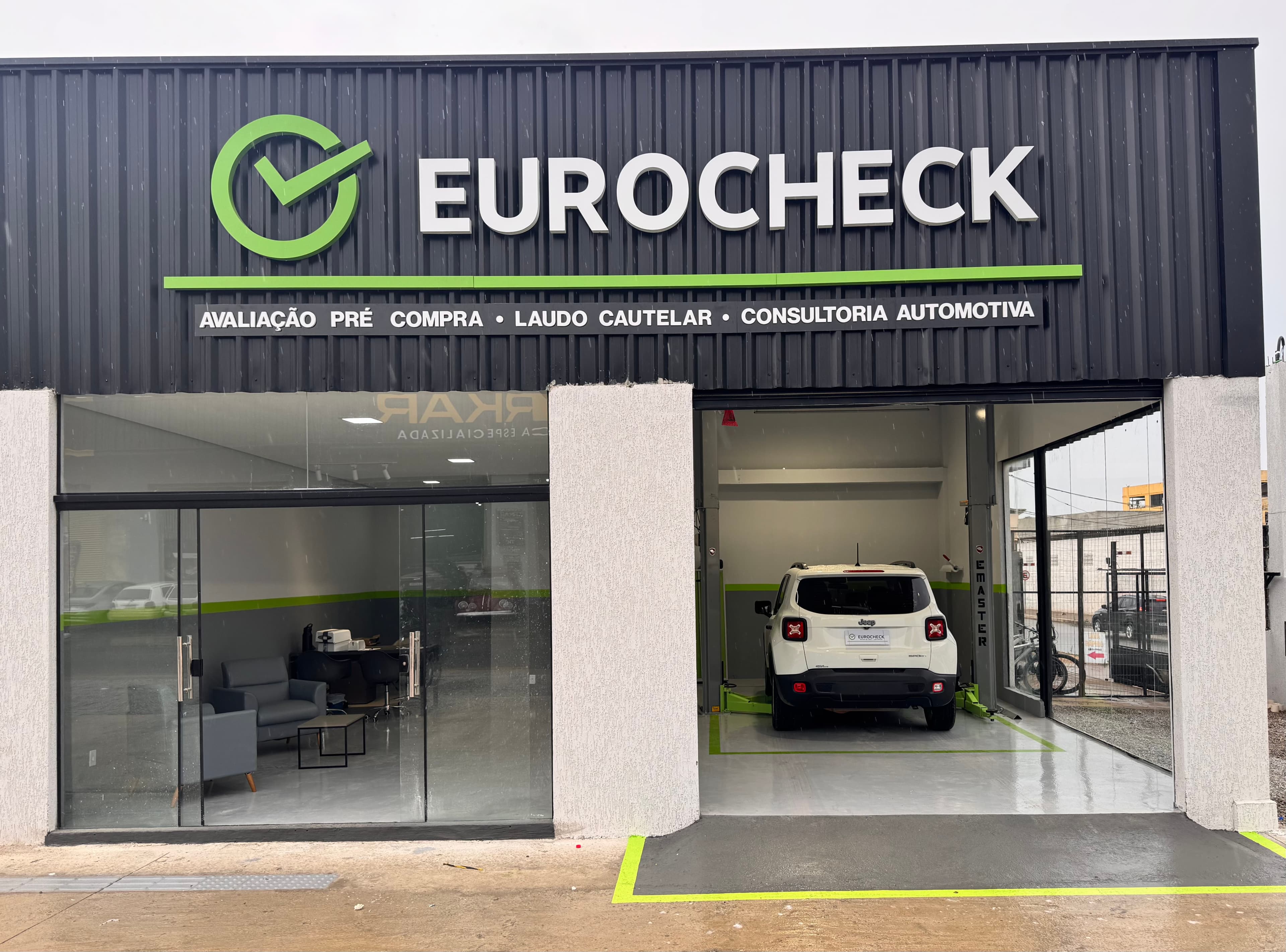 Equipe da EuroCheck e estrutura do centro de diagnóstico veicular.